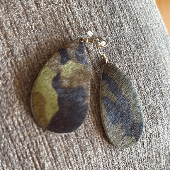 Camouflage Teardrop Earrings, NWOT, 3”dangle, slick fur-like leather - Picture 3 of 7